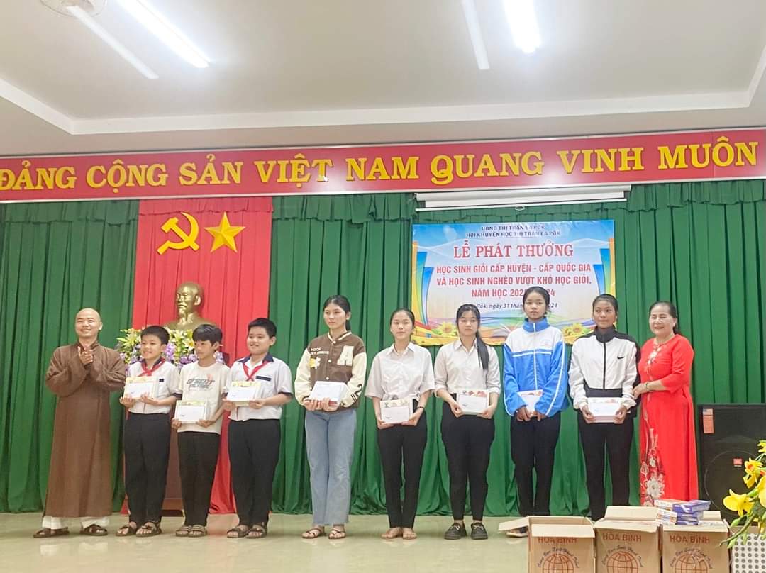 THỊ TRẤN EA PỐK PHÁT THƯỞNG CHO HỌC SINH GIỎI CÁC CẤP VÀ HỌC SINH NGHÈO VƯỢT KHÓ HỌC GIỎI NĂM HỌC 2023 - 2024